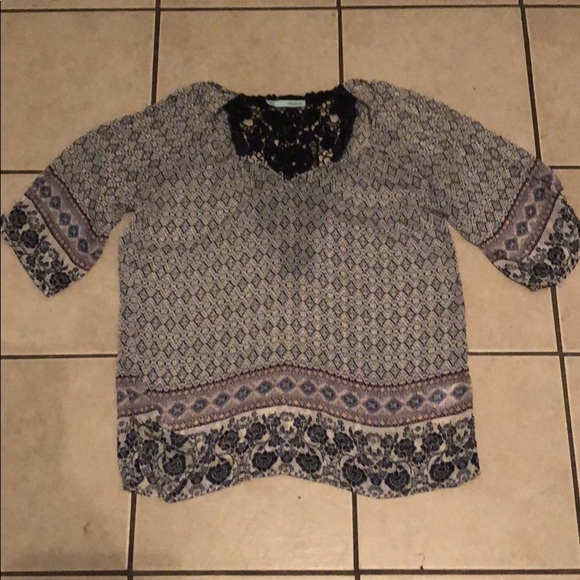 Cute silk top with a lace open back - Picture 1 of 2